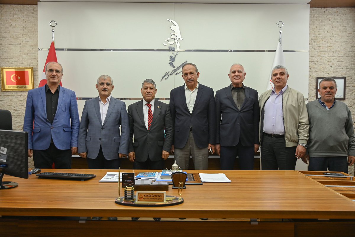 Gaziantep Üniversitesi rektör yardımcısı Mustafa SARIBIYIK,Prf.dekan Mahmut ÇINAR,Prf dekan Mehmet İshak YÜCE, ve Gaziantep Üniversitesi İlahiyat fakültesi dekanı Prf.Dr.Nazım HASIRCI Belediye başkanımız Bekir ÖZTEKİN’E ziyarette bulundular,ziyaretlerinden dolayı teşekkür ederiz