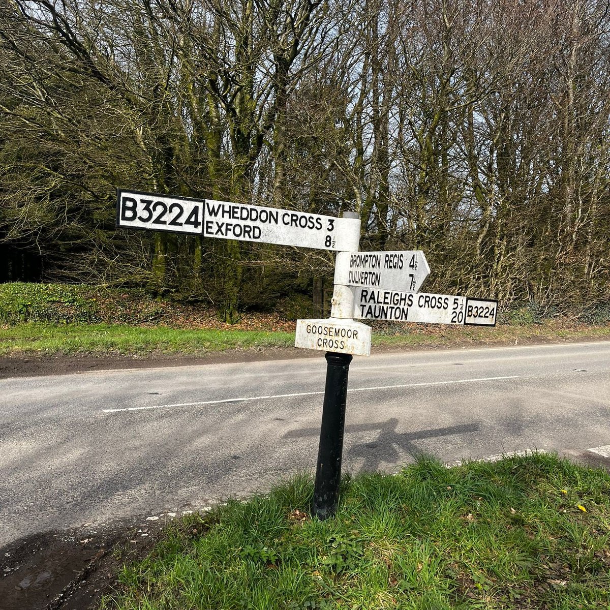 Have you spotted the missing finial from the top part of this signpost? Kind people bringing us broken pieces can really help cut down on repair costs. If you spot any, please hand them in to Exmoor house, Dulverton, our @ExmoorNPCs or your nearest local council. Thank you 🙏