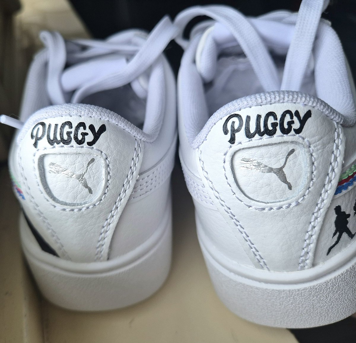 Elisa280397's tweet photo. Merci @PuggyBand pour le concert au top d'hier soir à Amsterdam 🤩 Merci aussi d'avoir signé mes chaussures personnalisées 🤗
❤️❤️❤️ https://t.co/7NFClxUwRq