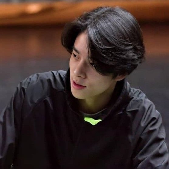 vvanessasim's tweet photo. เจคหล่อมากเลยอะ ตอนนั้นอายุ 17 เองแต่หน้าชัดมาก หล่ออินเตอไวบ์เด้กนอกตะโกน หล่อจนน้องซองฮุนเลือกเปนคนที่หล่อที่สุดในรายการ น้องฮีซึงบอกว่าผู้ชายที่มาจากออสเตรเลียหล่อมากแม้จะเห็นจากไกล ๆ ซอนอูบอกอีกว่าผมเพิ่งเจอคนหล่อขนาดนี้ตอนเห็นพี่เจคตอนนั้น ㅠㅠㅠㅠ เสียงลือเสียงเล่าอ้างสุด https://t.co/0lRznPItIl