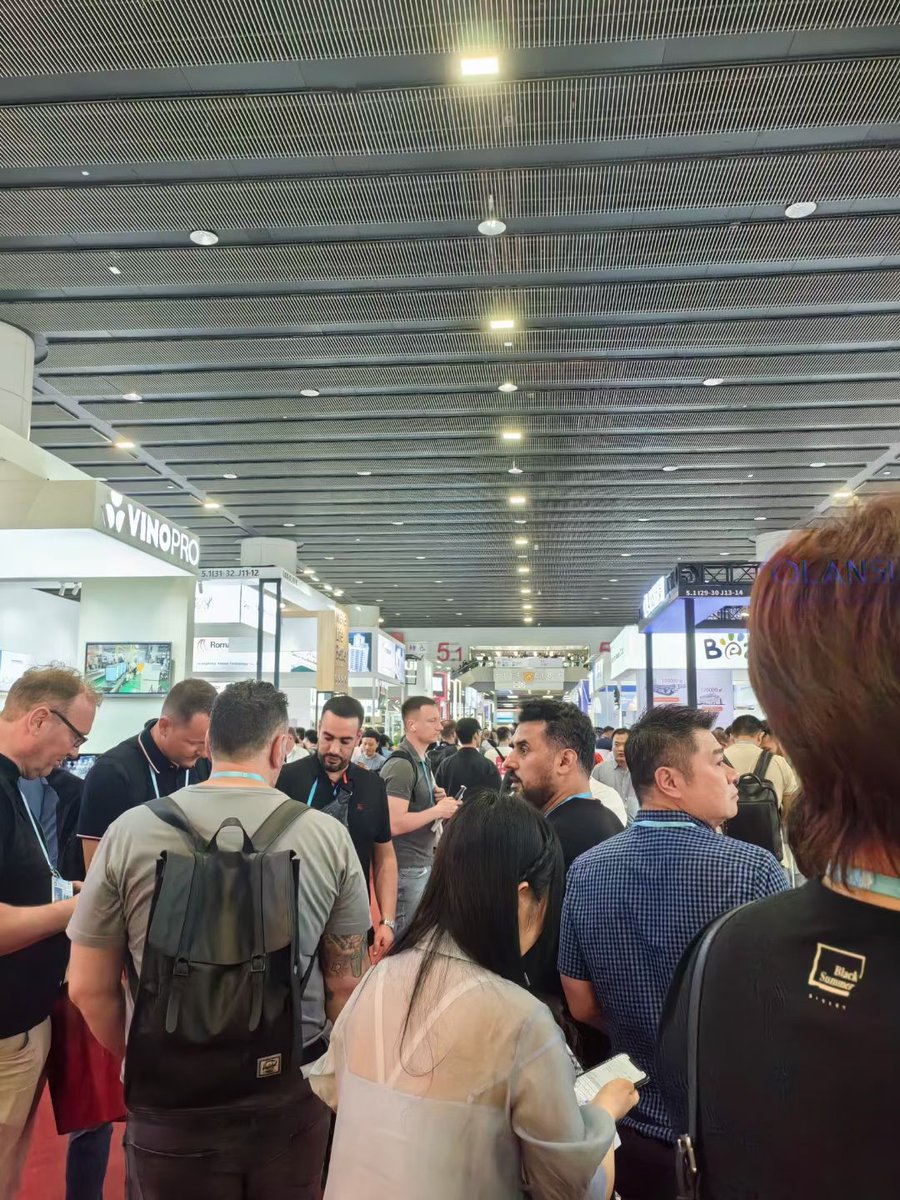 mandyren2020's tweet photo. Thousands of people out in the exhibition site searching, talking, walking, and most of them are tired because the hall is too big and there are so many halls!!
#sourcing #cantonfair https://t.co/GIkIzsPjJ1