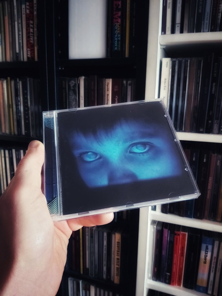 On 16 April 2007, #PorcupineTree's 'Fear Of A Blank Planet' was released in Europe. It was the first album by the British line-up that I eagerly awaited. A fascinating work and the one with the most marked metal influences that characterised Porcupine Tree's last phase.
#music