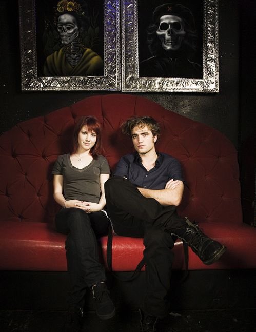 PopCulture2000s's tweet image. hayley williams and robert pattinson (2008)