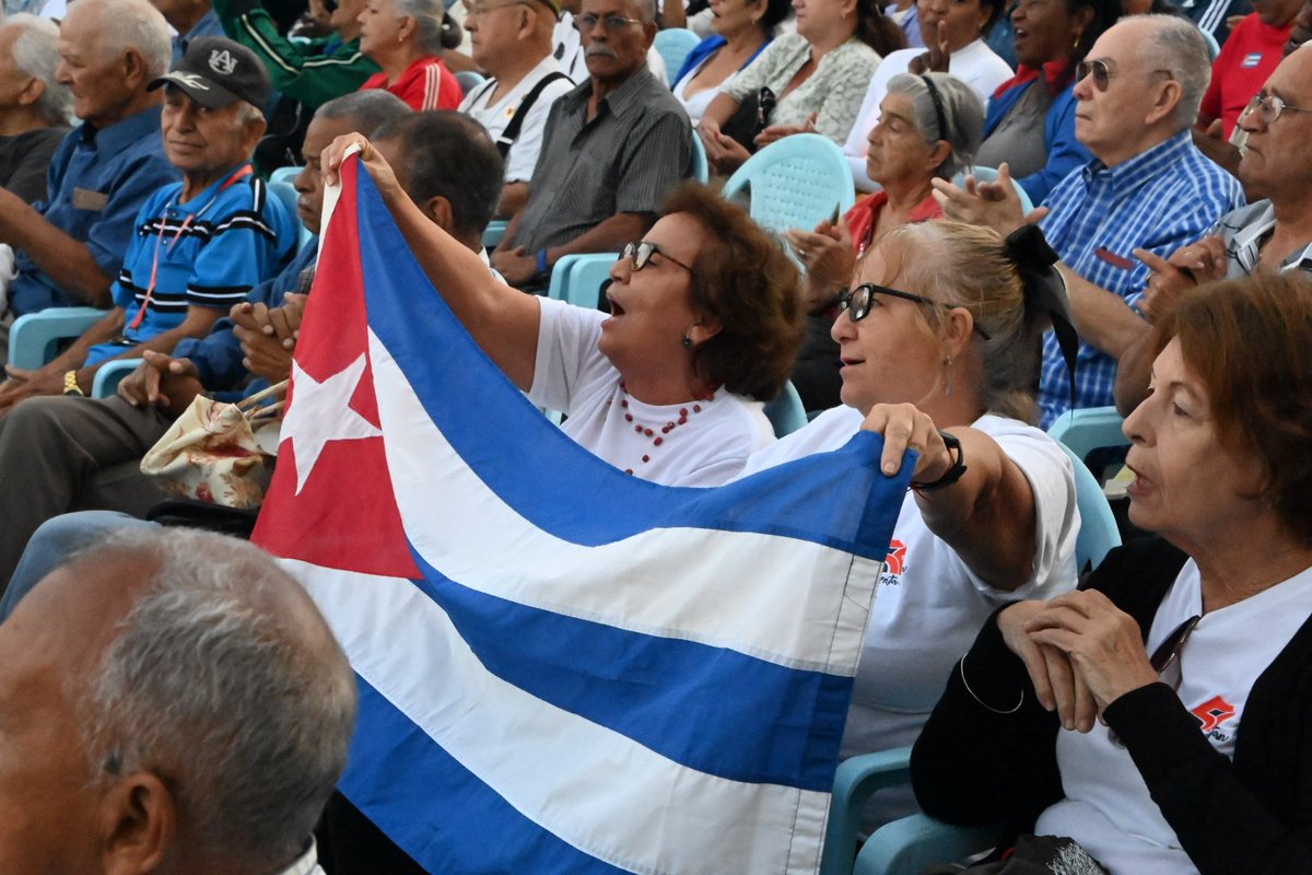 Amaneciendo, en la histórica esquina de 23 y 12 en La Habana, tuvo lugar este martes, con la presencia del Presidente @DiazCanelB, el acto para conmemorar el aniversario 63 del momento en que #Fidel declaró el carácter Socialista de la Revolución cubana.