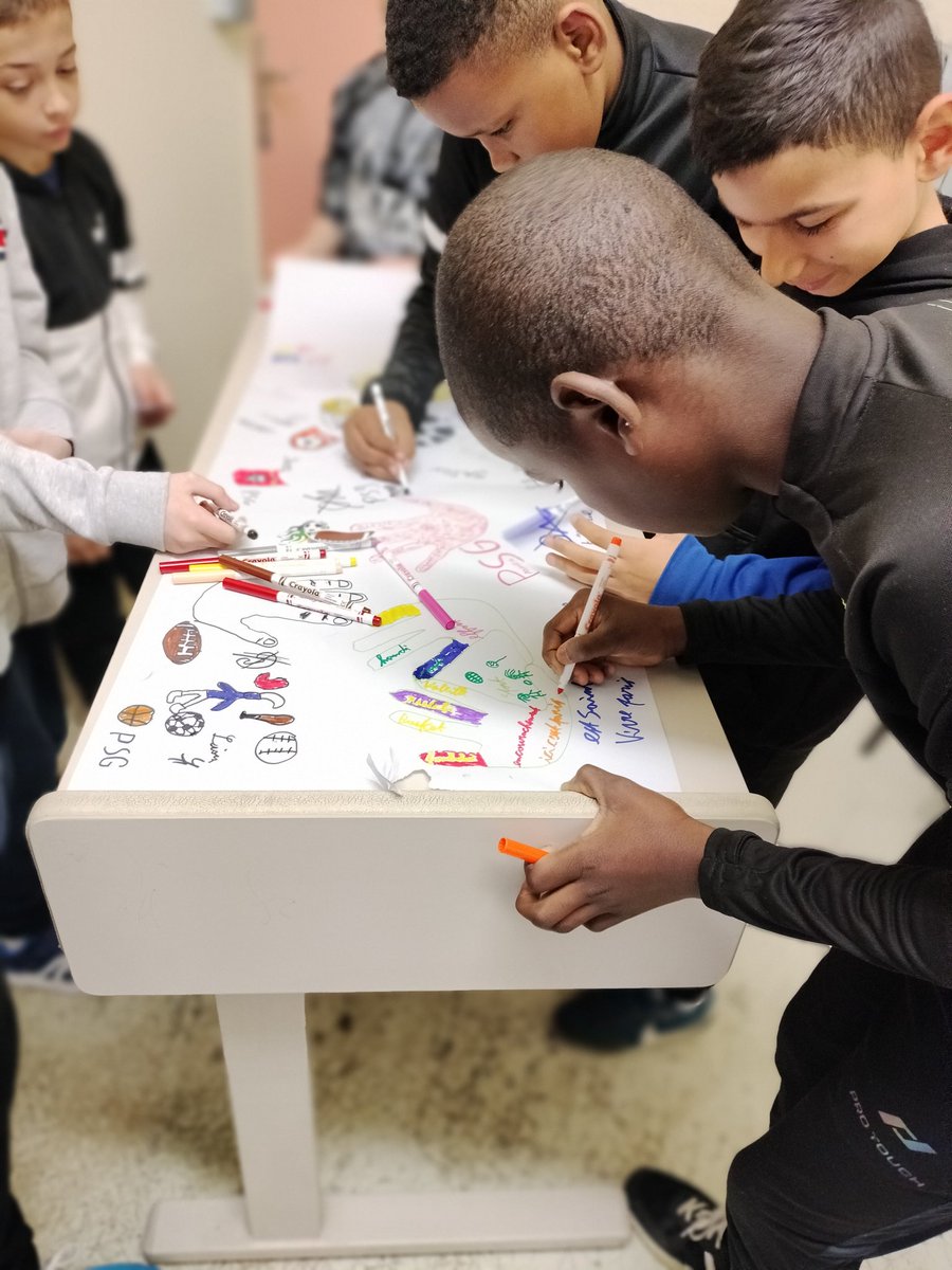 vlepallud's tweet photo. L'école d'application Eugène Corrette de St Quentin participe "Hauts &amp; Forts" aux valeurs du sport olympique et paralympique. https://t.co/ckqyi9WLyC