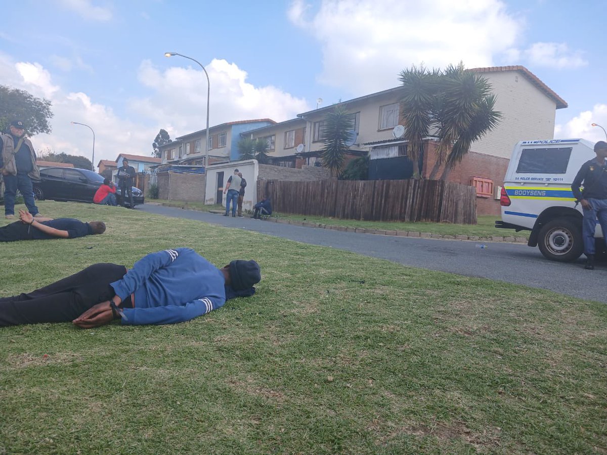 Three suspects have been fatally wounded and three others have been arrested by a multidisciplinary team led by the HAWKS in Booysens, GP. The syndicate has been linked to violent crimes in Gauteng including more than 30 murders. Two unlicensed firearms have been seized.