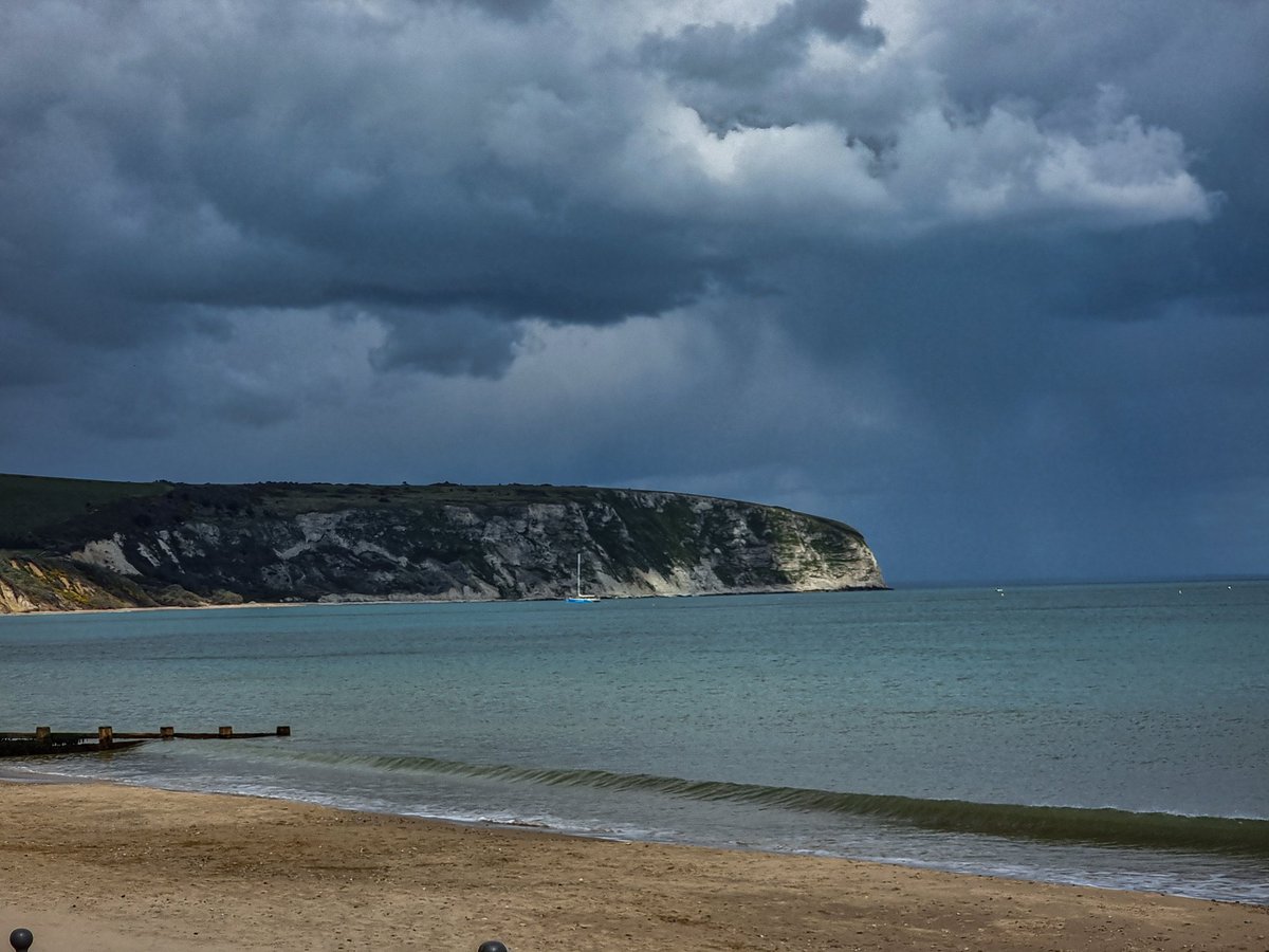 Was a lovely day down Swanage until the scenes flipped as an intense shower approached 🌩

@metoffice @Bournemouthecho @BBCSouthWeather @AlexisGreenTV @ThePhotoHour @StormHour #loveukweather