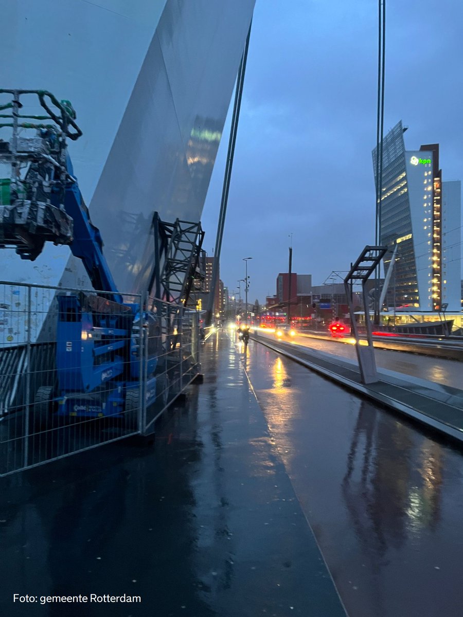 Gisteravond om 20.00 uur startten de eerste #Werkzaamheden op de #Erasmusbrug. Tot en met 13 mei bouwt de aannemer in de avonden en nachten een veiligheidsdek op onder de #Pyloon. Het schoonmaken en verven kan daarna van start. Meer informatie: rotterdam.nl/groot-onderhou…