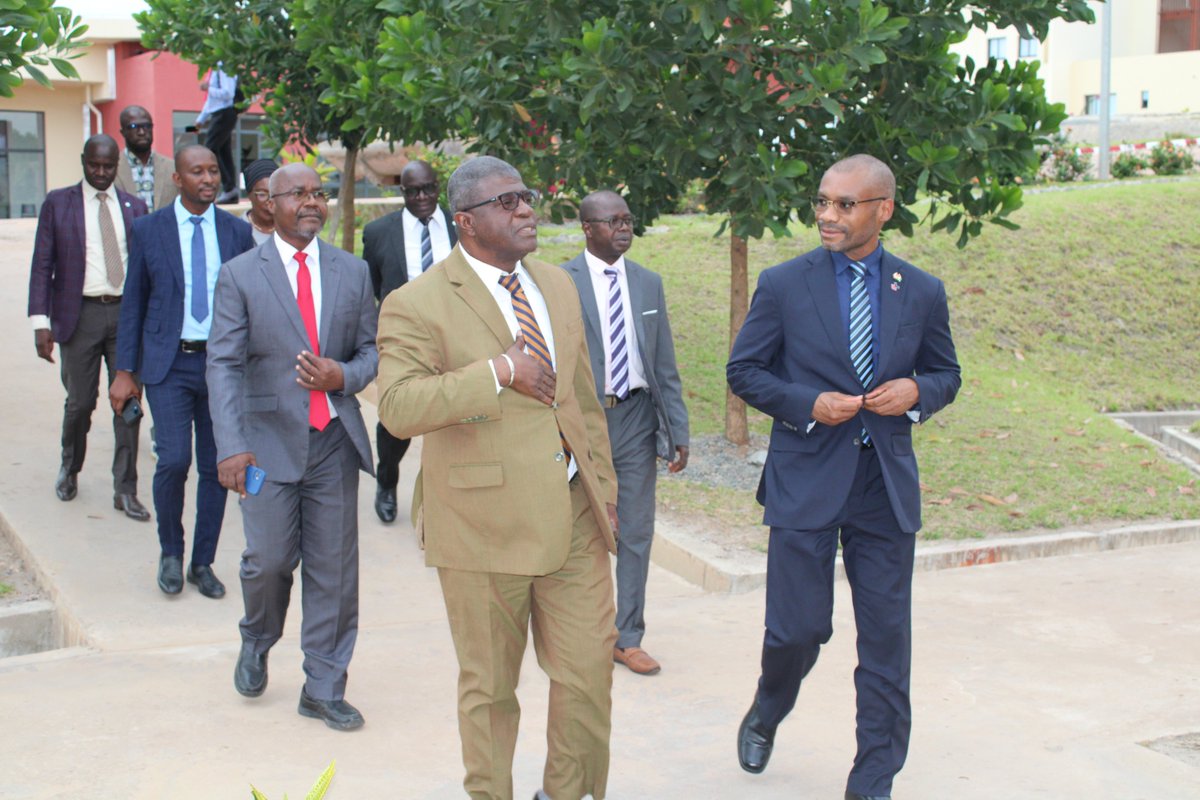 SanUniversite's tweet photo. Rencontre d'échanges entre S.E.M Anderson BLANC, Ambassadeur du Canada en Côte d'Ivoire et les étudiant.e.s de l'Université Polytechnique de San Pedro.
Date: Lundi 15 avril 2024
Objectifs : 
Booster les Étudiant.e.s pour leurs études et leur insertion dans la vie. https://t.co/vwaX3tOGyx