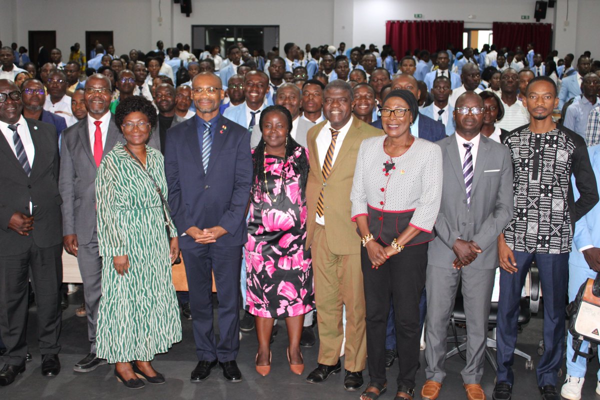 SanUniversite's tweet photo. Rencontre d'échanges entre S.E.M Anderson BLANC, Ambassadeur du Canada en Côte d'Ivoire et les étudiant.e.s de l'Université Polytechnique de San Pedro.
Date: Lundi 15 avril 2024
Objectifs : 
Booster les Étudiant.e.s pour leurs études et leur insertion dans la vie. https://t.co/vwaX3tOGyx