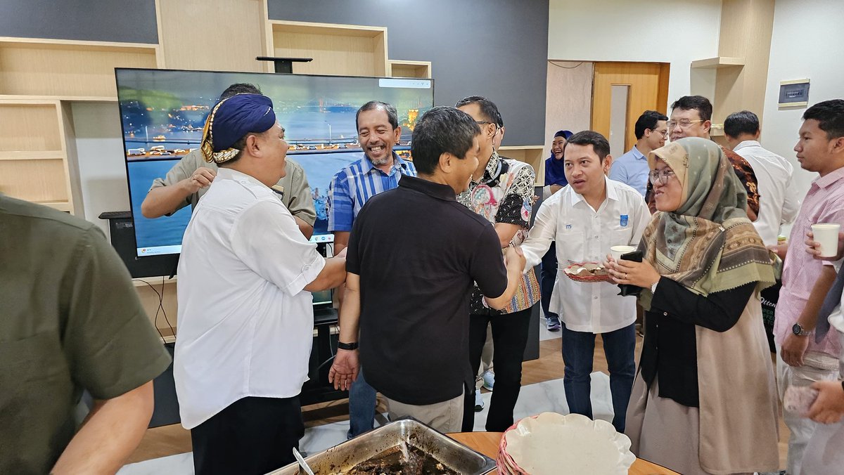 Today's potluck at Teknik Perkapalan ITS.

Awalnya utk ajang silaturahmi antar dosen di departemen, alhamdulillah yang datang dosen sefakultas.

Kompak selalu Fakultas Teknologi Kelautan ITS.

🔥🔥🔥