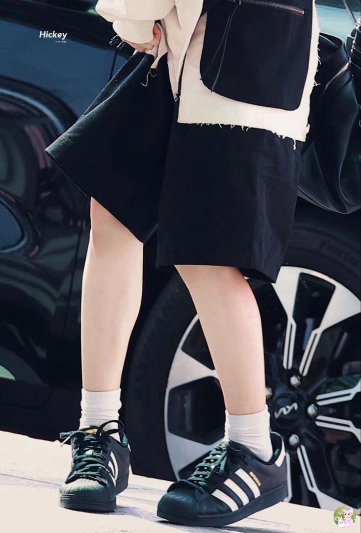 satu kata ketika kalian pertama kali lihat foto kaki renjun! ini😖☝️