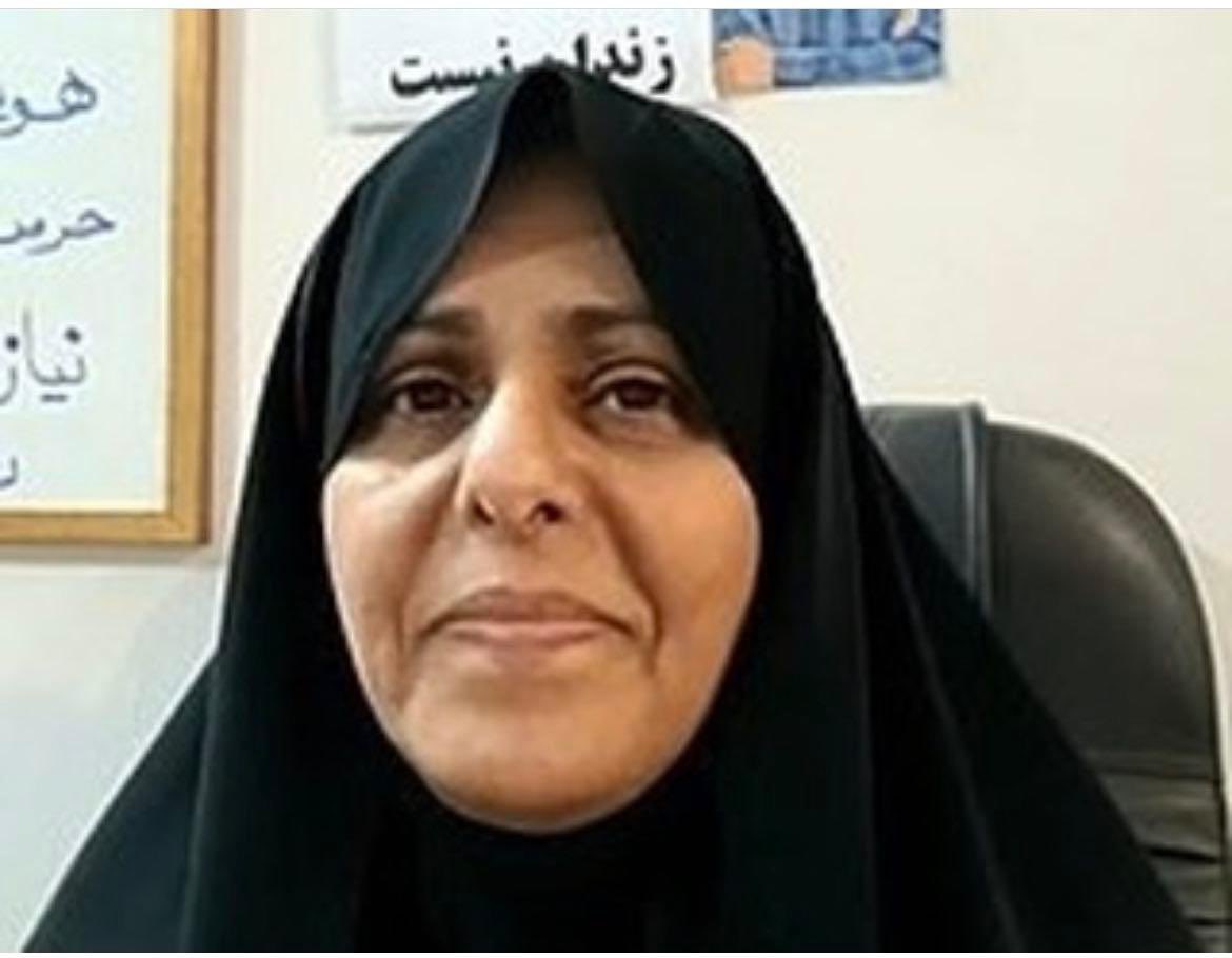 AsgharSepehri's tweet photo. امروز، سه‌شنبه ۲۸ فروردین، #فاطمه_سپهری از درون زندان وکیل‌آباد به جلسه‌ای مجازی برده شد و فردی که خود را روانشناس قوه‌قضائیه معرفی کرد از خواهرم سوالاتی خصوصی و از دوران کودکی پرسیده است. این فرد از گفتن نام خود به خواهرم خودداری کرده و خواهرم به او گفته که تاکنون جمهوری اسلامی بازجو خبرنگار می‌فرستاد و حالا بازجو روانشناس فرستاده است. حال خواهرم در طی این جلسه نیم ساعته بسیار بد شده و به بهداری زندان منتقل شده است.
جمهوری اسلامی توسط عوامل‌اش، همچون علی‌سلیمانی‌مارشک، بازپرس شعبه ۹۰۳، خواهرم را شکنجه روانی می‌کند.
#محمدحسین_سپهری