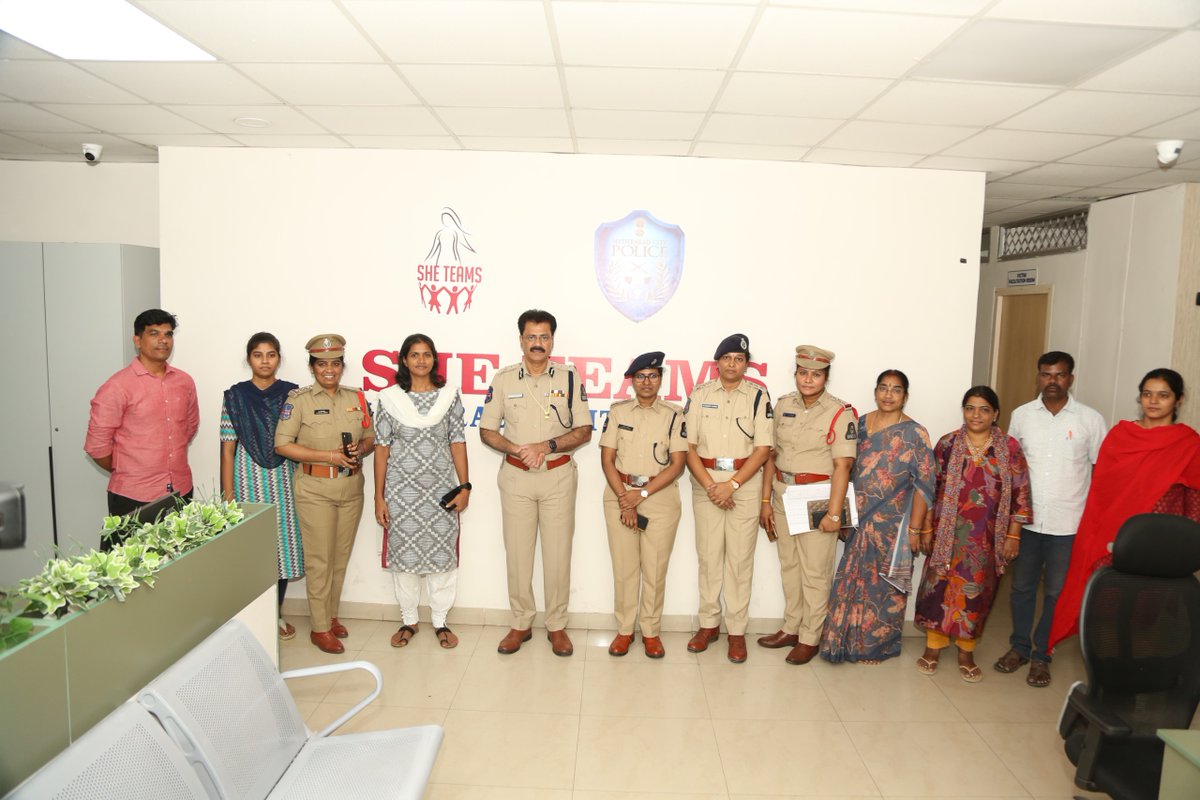 Appreciation award ceremony for Women Safety Hyderabad was felicitated with a cash award by the Commissioner of Police, Hyderabad at C.C.S, Basheerbagh. @TelanganaCOPs @hydcitypolice @ts_womensafety @TS_SheTeams @Bharosa_TSWSW @bharosahyd @TrafficHYD @CyberCrimeshyd