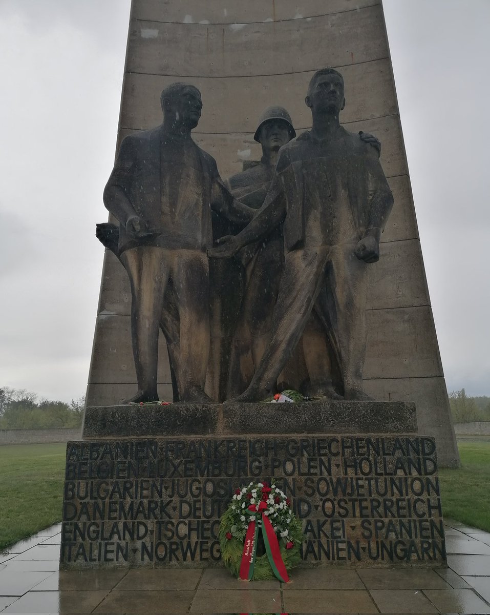 #BY80 Венок от Посольства 🇧🇾 в 🇩🇪 к монументу советским воинам-освободителям на территории бывшего концлагеря #Заксенхаузен
