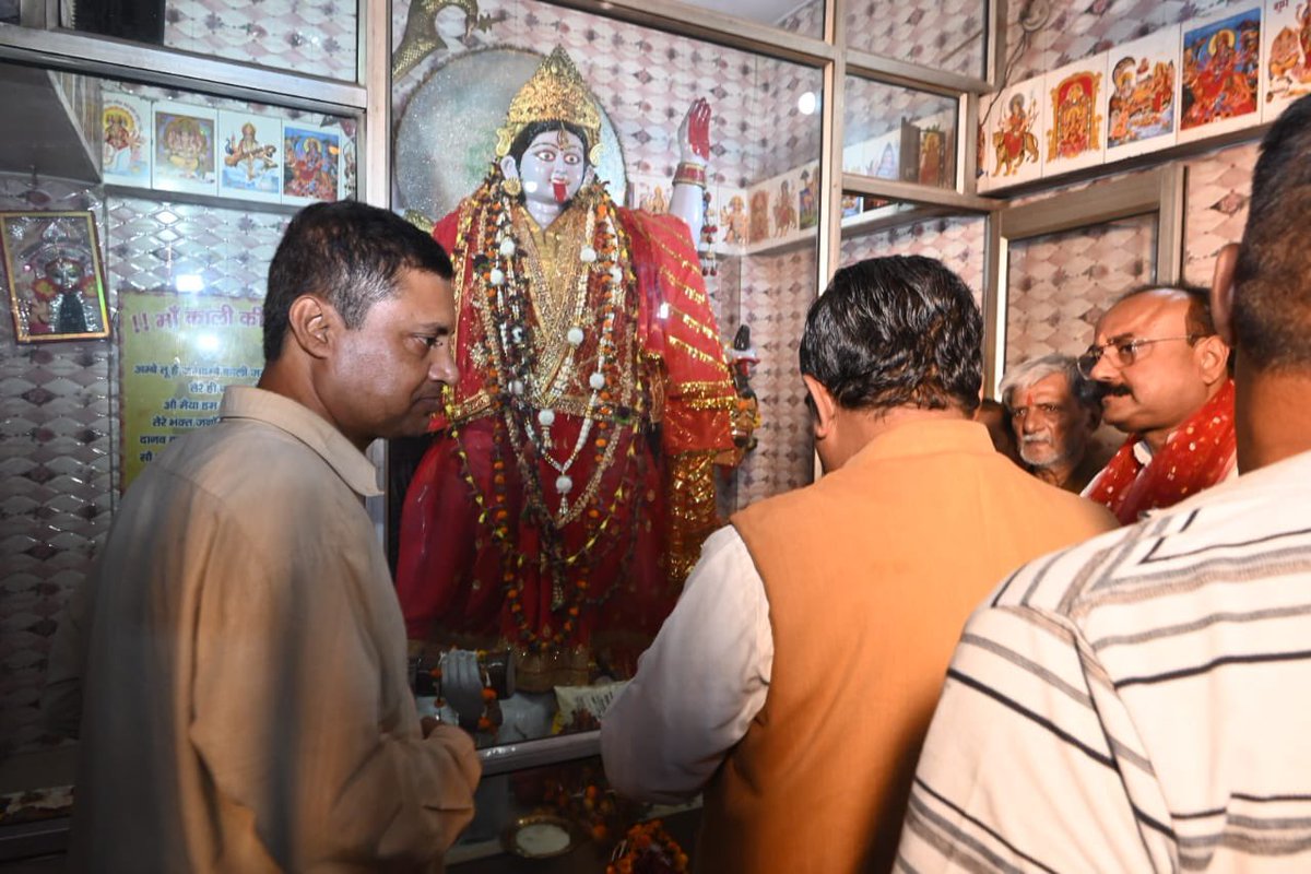 rsprasad's tweet image. आज महा अष्टमी के शुभ अवसर पर मनोहर मंदिर, चितकोहरा में मां भगवती का आशीर्वाद प्राप्त किया और भक्तों के बीच प्रसाद वितरित किया। माँ महागौरी से सबों के कल्याण की कामना करता हूँ।#MahaAshtami