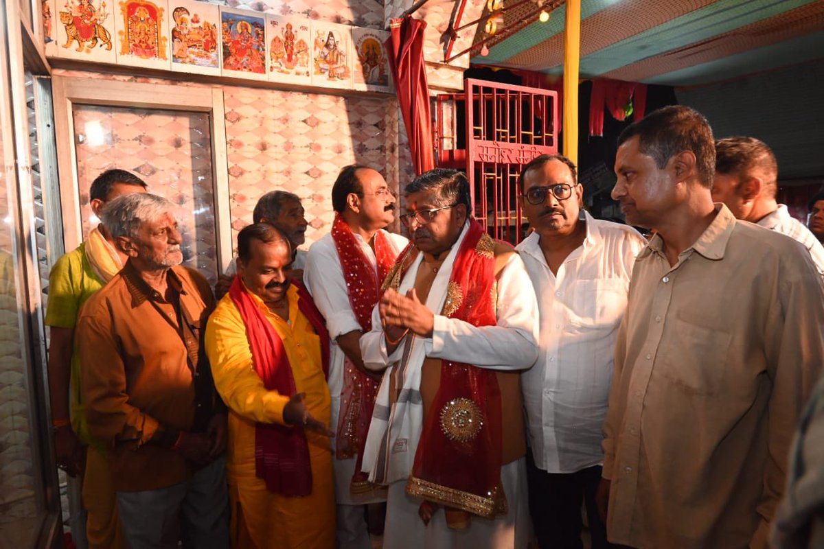 rsprasad's tweet image. आज महा अष्टमी के शुभ अवसर पर मनोहर मंदिर, चितकोहरा में मां भगवती का आशीर्वाद प्राप्त किया और भक्तों के बीच प्रसाद वितरित किया। माँ महागौरी से सबों के कल्याण की कामना करता हूँ।#MahaAshtami