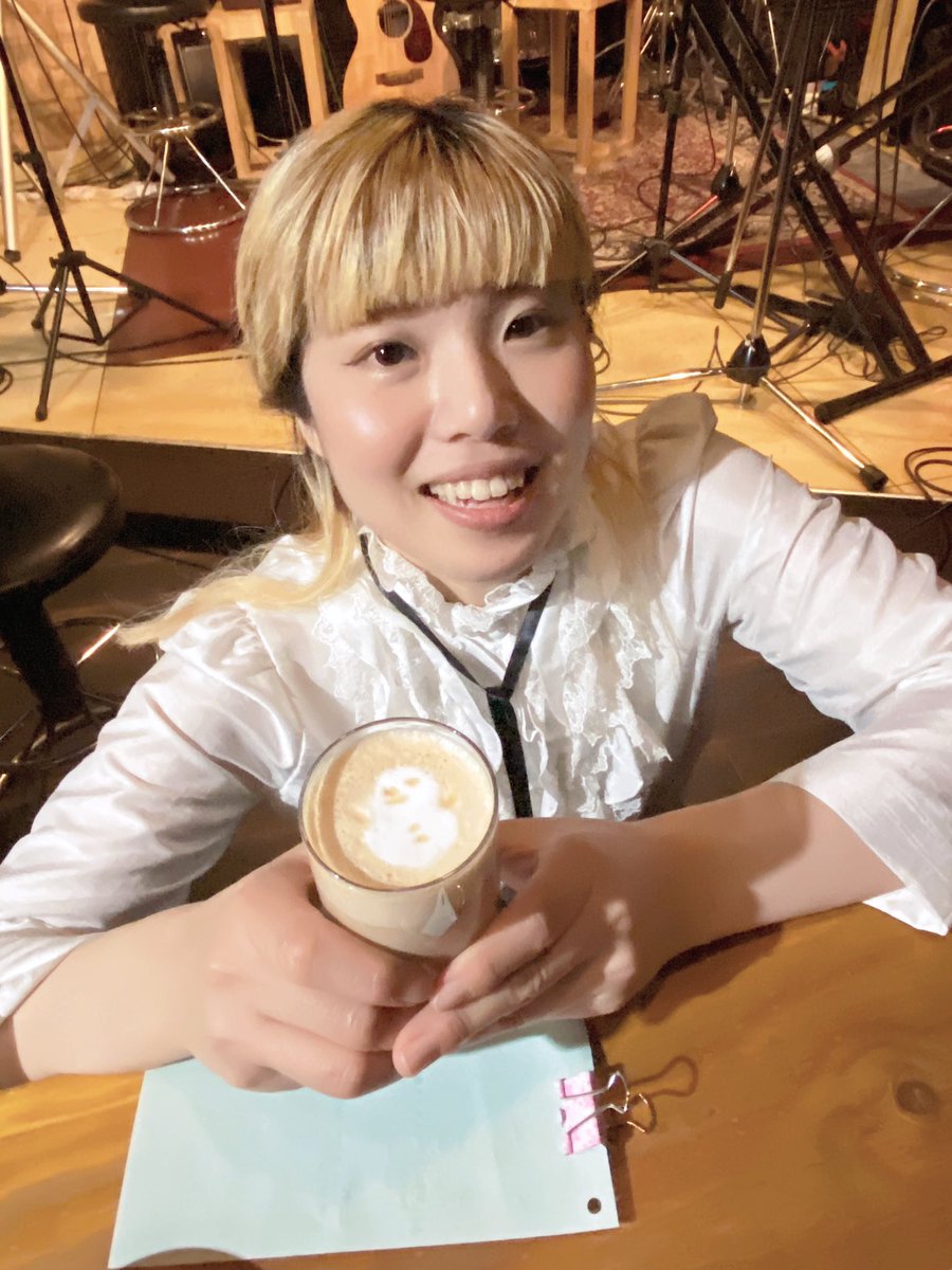 ntake1966's tweet photo. りょうさん @RyoYsing 特製ドリンクと倫ちゃん @noriko_fukunaga 。
#時のり
#BarJack https://t.co/bp9I5fvH65