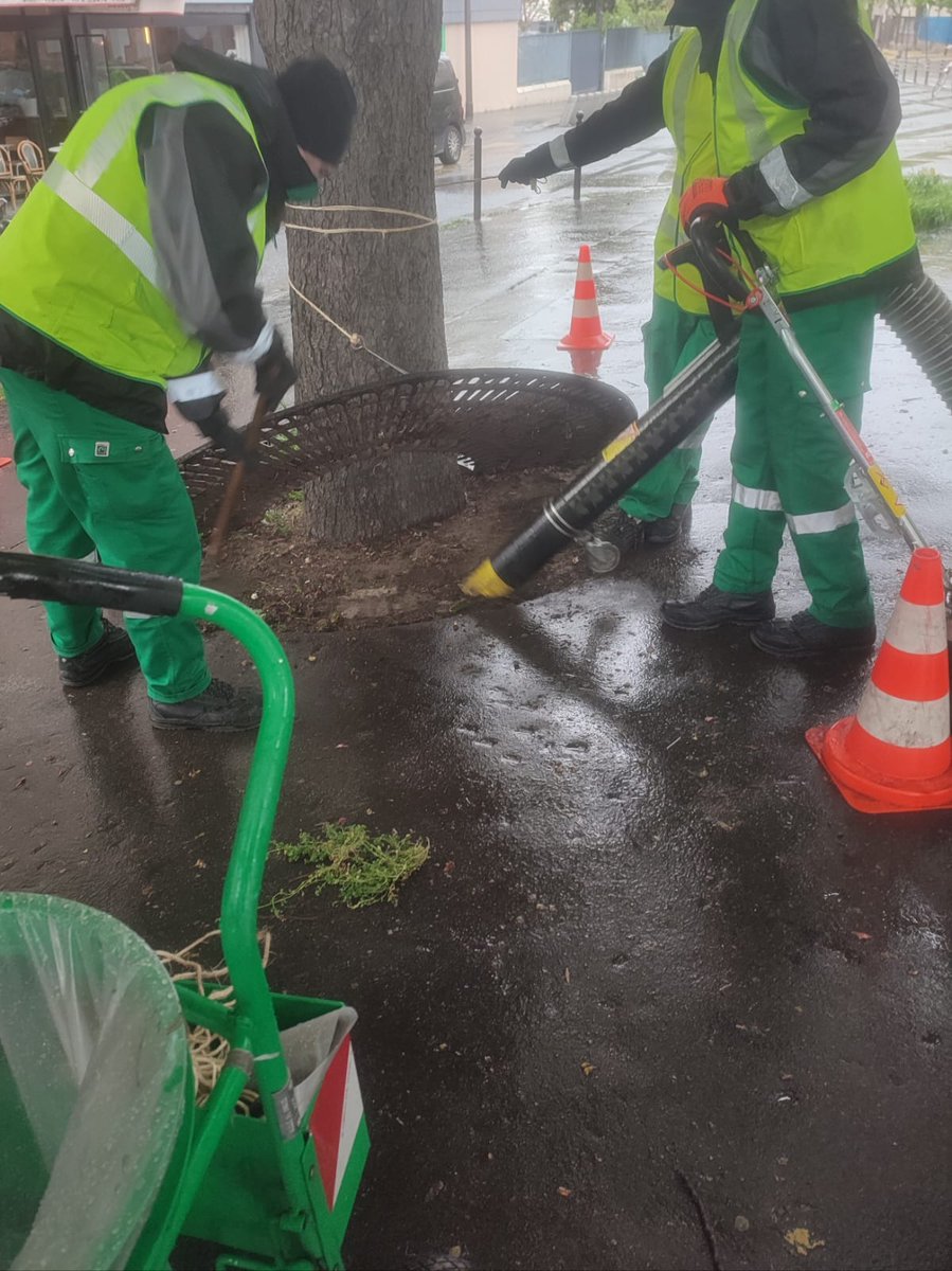 Sous la pluie et le vent ce matin ☔ avec une équipe de la @Proprete_Paris pour une opération de nettoyage des pieds d'arbres Place Wiesenthal dans le 10ème 🌳. Merci aux agents qui sont dehors par tous les temps pour assurer la propreté et l'entretien de l'espace public ! 🚧
