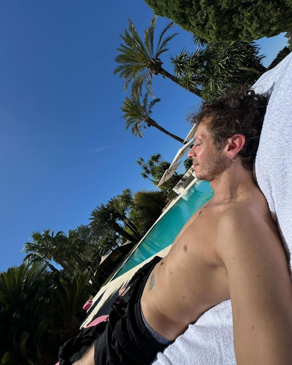ValeYellow46's tweet photo. A Ibiza è già estate 😎☀️ https://t.co/aMnhDJpnRA