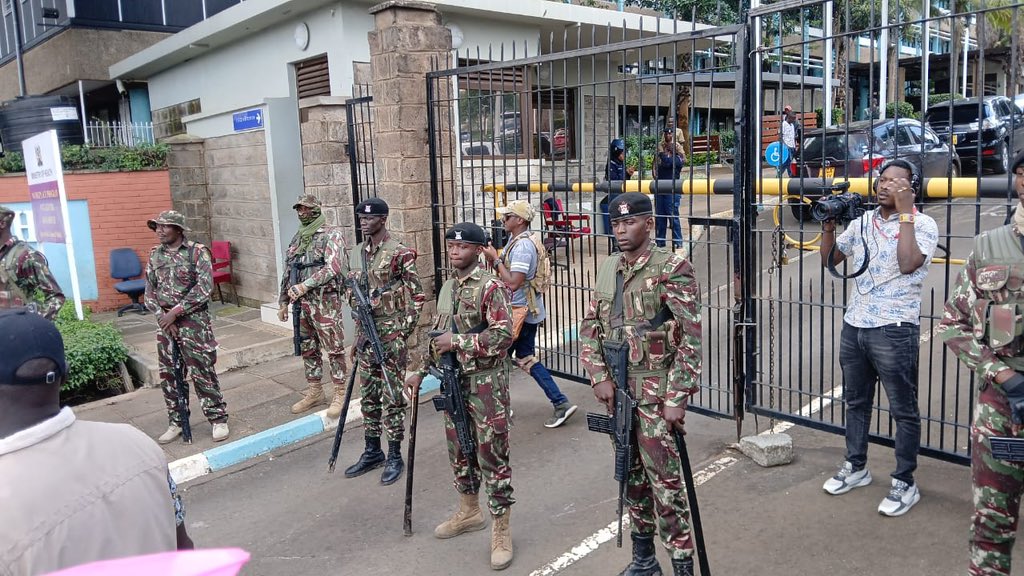 Why aren't these combat men tackling banditry and cattle rustling in the North Rift region. As a country, we have a problem when it comes to priorities. Why protect Afya House and not people in North Rift?? CS Nakhumicha should just know #DoctorsDeserveBetter #DoctorsStrikeKE