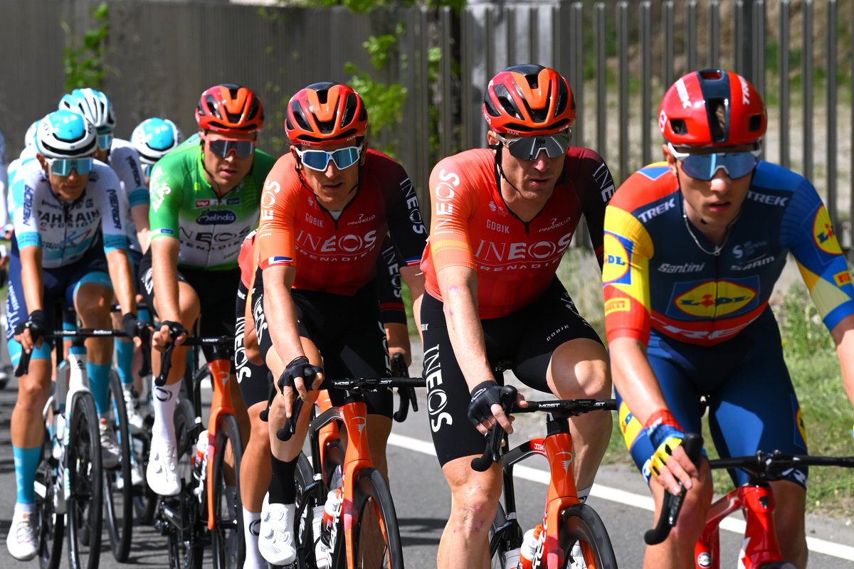 Just 20 kilometres to go in #TotA and the team have been putting the work in on the front of the bunch to stay out of trouble. A lone leader and small chase group have a strong gap as we approach the final climb of the day.