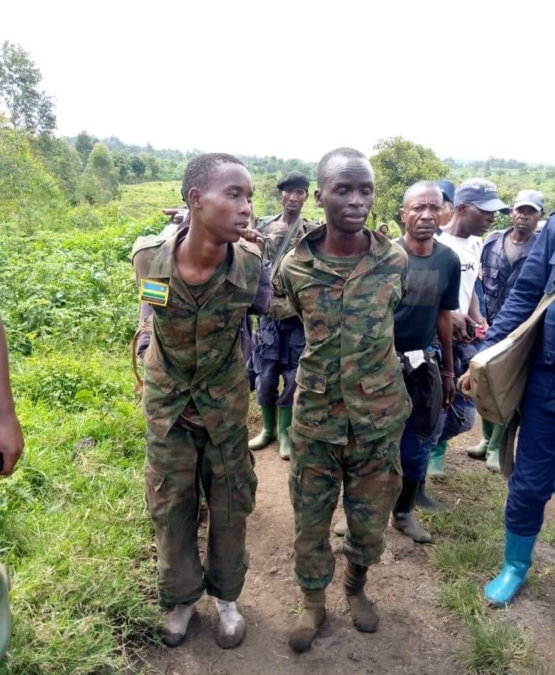 L'adage 'l'habit ne fait pas le moine' se révèle une fois de plus:la @RwandaMoD de @PaulKagame vantant sa force sur les réseaux sociaux,semble bien différente sur le terrain. Des rapports indiquent qu'elle se retrouve acculée en #RDC dans une guerre pour le pillage des minerais.