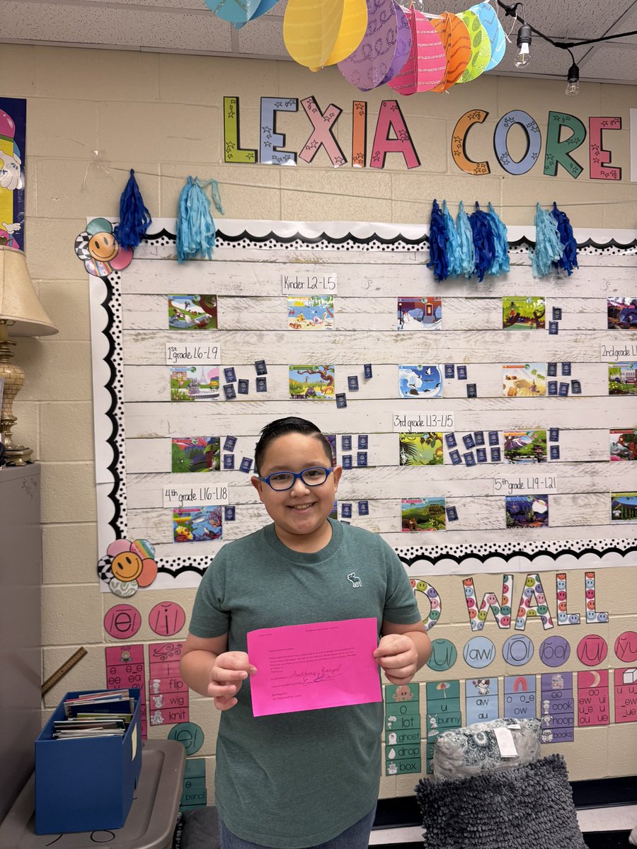 Terrific Tuesday. Mile long smiles as he brings in his acknowledgment paper for the 5th six weeks @LexiaLearning report #principled #parentcommunication #GrowthMindset @debydlopez @salflores10 @vdelgado322 @perezpioneers