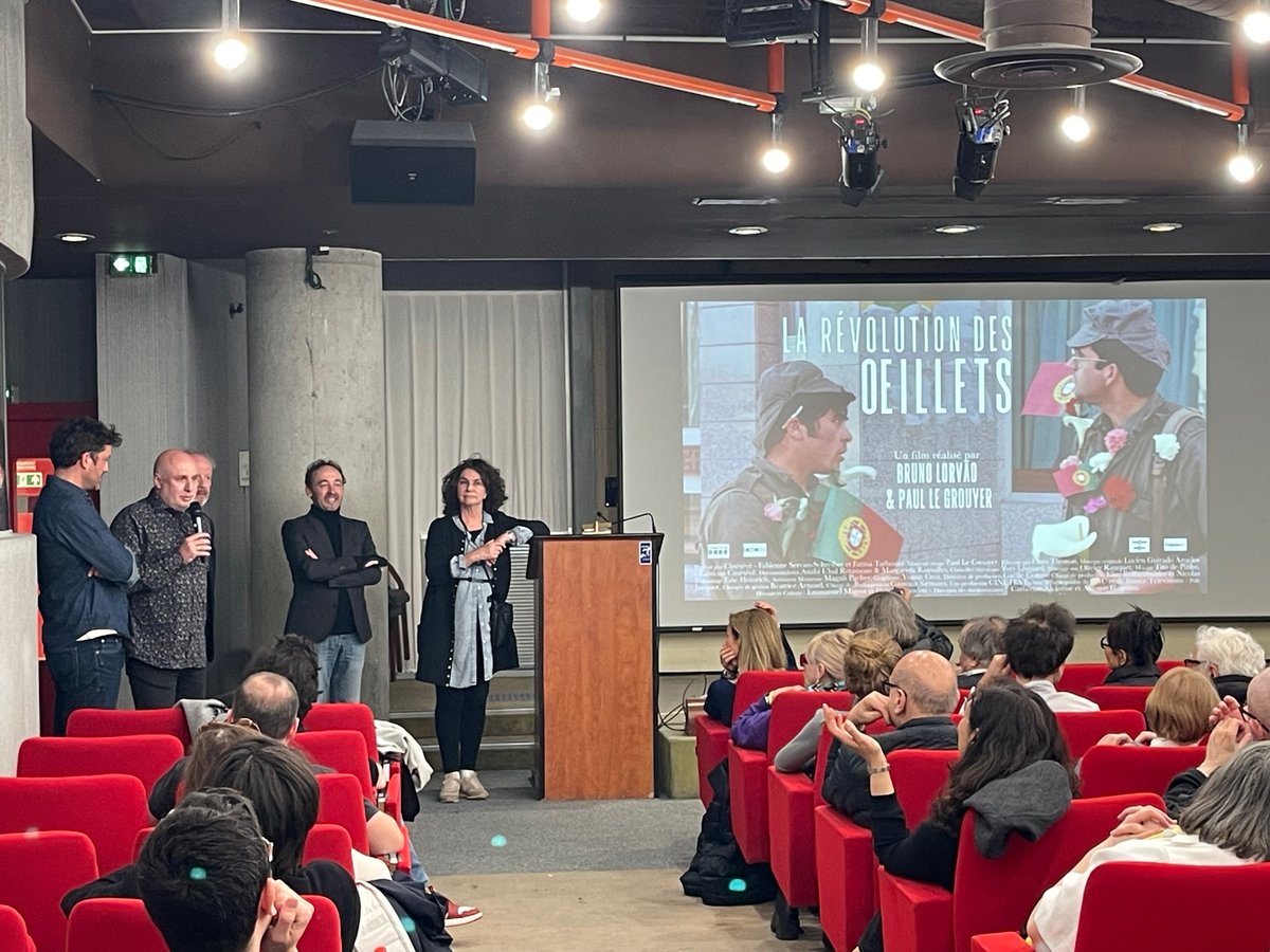 Très bonne soirée hier avec la projection du documentaire 'La révolution des œillets' à Sciences Po. Merci aux réalisateurs, @Cineteve_prod et @yvesleonard27. L'amphi Jean Moulin était comble ! 🇵🇹