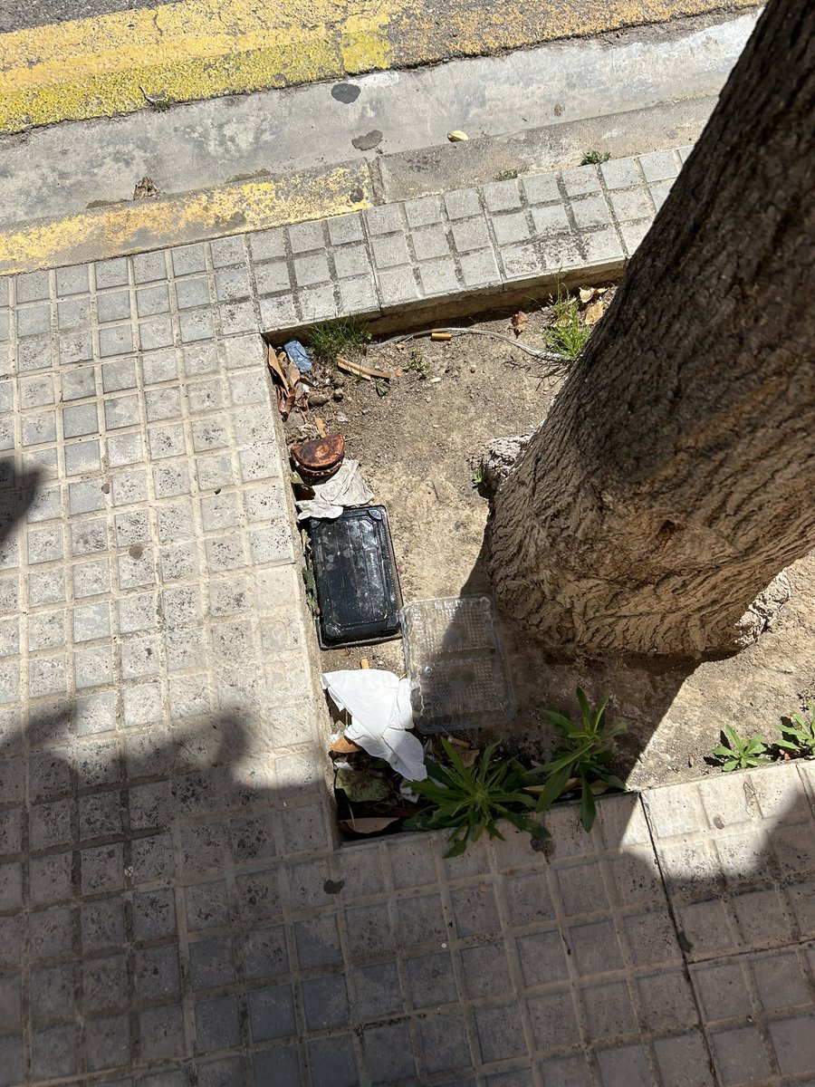 blancagraus's tweet photo. @ajcambrils esta basura lleva ahí más de una semana, igual que la de toda la calle. Cuándo pensáis limpiar? #cambrils https://t.co/SEELa5Vbjc