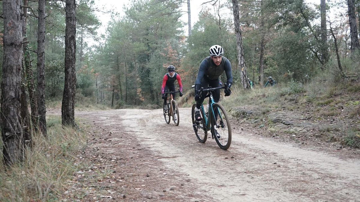 UCLLucanes's tweet photo. 📣 Recorda que tens 2 opcions per participar a la #Lluçanès Feréstec Gravel Race:

👉🏼 COMPETICIÓ. Obligatori participar-hi amb bicicleta de gravel i amb llicència de competició.

👉🏼 OCI (NO COMPETICIÓ). Pots participar-hi amb qualsevol tipus de bicicleta i amb llicència de dia. https://t.co/zzoKF9qQrV