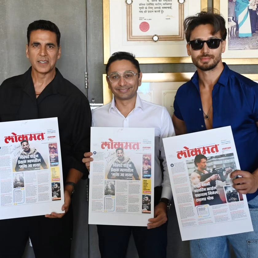 PICS : #AkshayKumar𓃵 and #TigerShroff at Lokmat office few days back for a #BadeMiyanChoteMiyan special edition