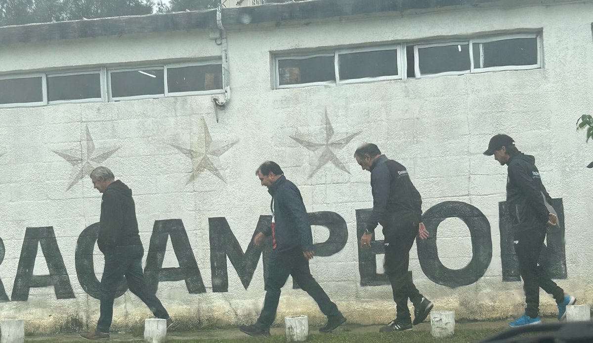 Llegó Mario Saralegui al entrenamiento de Danubio. Se despide de los fútbolistas. Ahí está @Pepe_Temperan en #Minuto1 💻 CarveDeportiva.uy