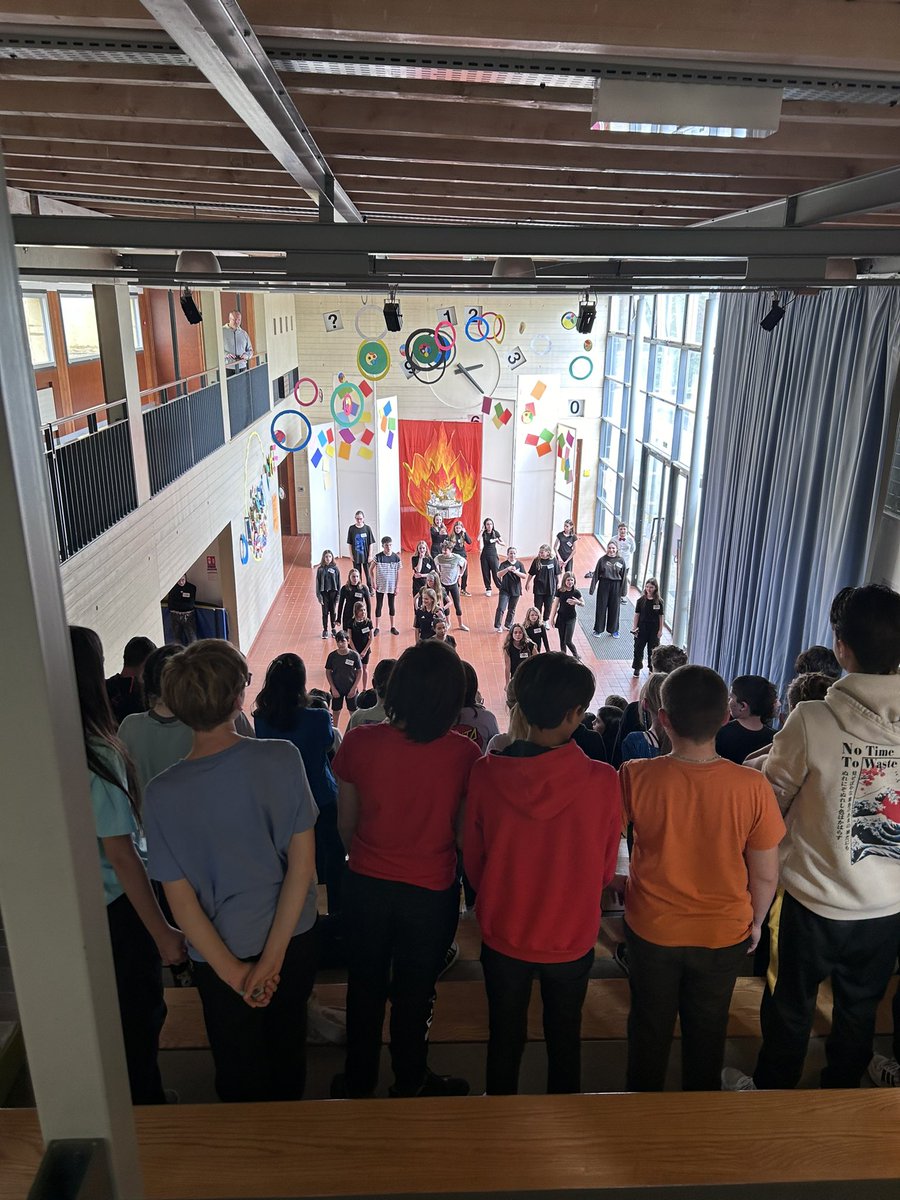 Semaine de l’Olympisme : suite aujourd’hui avec les classes de 5èmes. Une belle cérémonie d’ouverture où les classes ont déjà pu rivaliser de créativité avant de passer aux épreuves sportives. Bravo également à la chorale du collège pour sa prestation !