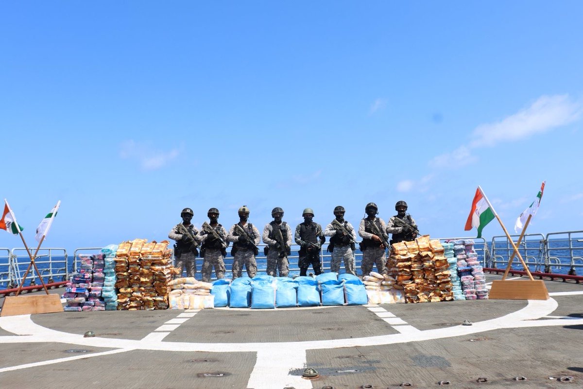 MARCOS Strikes again ⚡

Indian Navy Marcos Commandos of INS Talwar Warship deployed in West of Arabian Sea for Maritime Security as part of CTF-150 Seized 940 Kgs of Drugs from a dhow on April 13 🇮🇳

Look at these Well loaded Beast 🌊