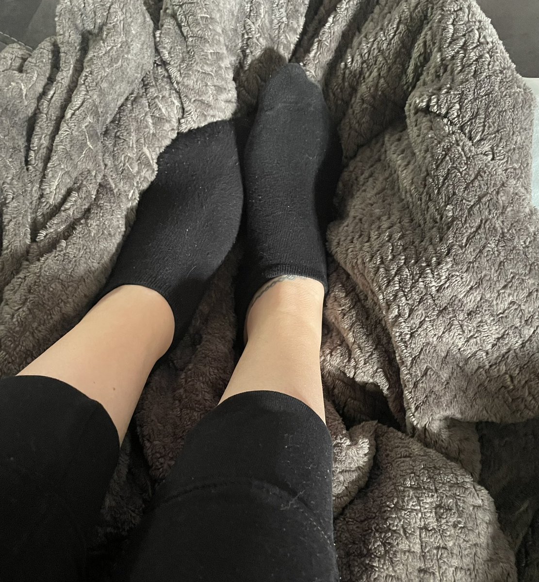 Bei dem Wetter gibt es heute nur Sofa. 
Für morgen hab ich fest Tanztraining auf dem Programm. 
Mag jemand meine Tanzsocken von morgen? 

#fuß #fußbilder #verkauf #socken #sockenverkauf #fußfetisch #sockenfetisch