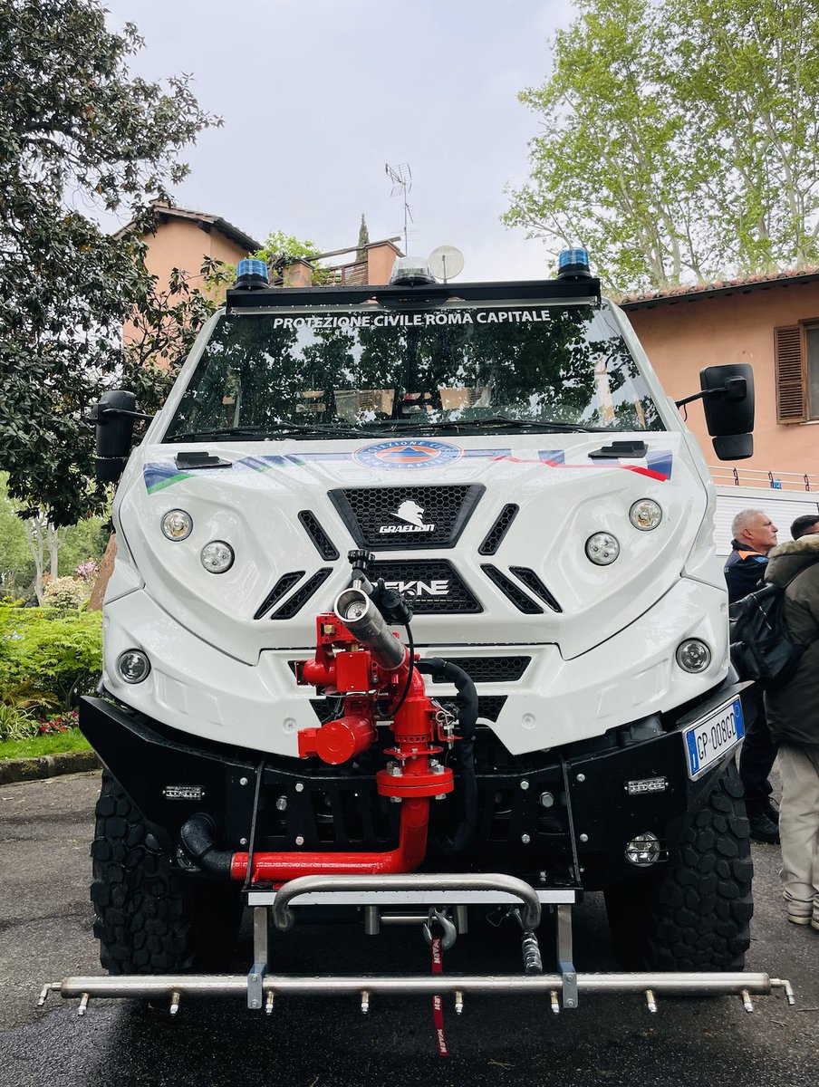 La prevenzione degli incendi è cruciale in un clima in continua evoluzione. Presentata la nuova flotta anti-incendio della #ProtezioneCivile di @Roma Capitale, @DPCgov resa possibile grazie a finanziamenti e al potenziamento del parco mezzi del servizio giardini. #difendiamoroma