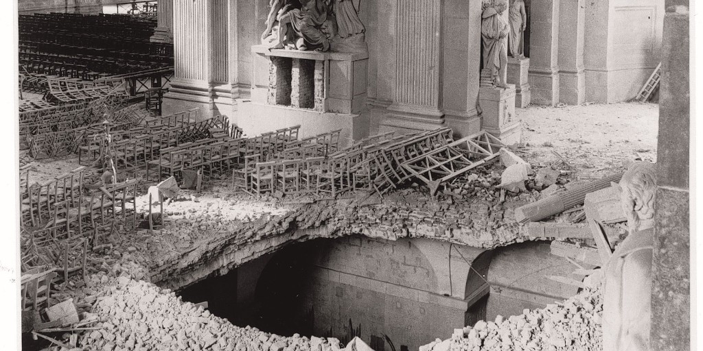 #OTD in 1941, during the Blitz, a bomb crashed through the roof of St Paul's & detonated in mid-air. The falling masonry created a hole in the Cathedral floor of the North Transept, through which the Crypt could be seen below. ow.ly/R3n350Rgbh4