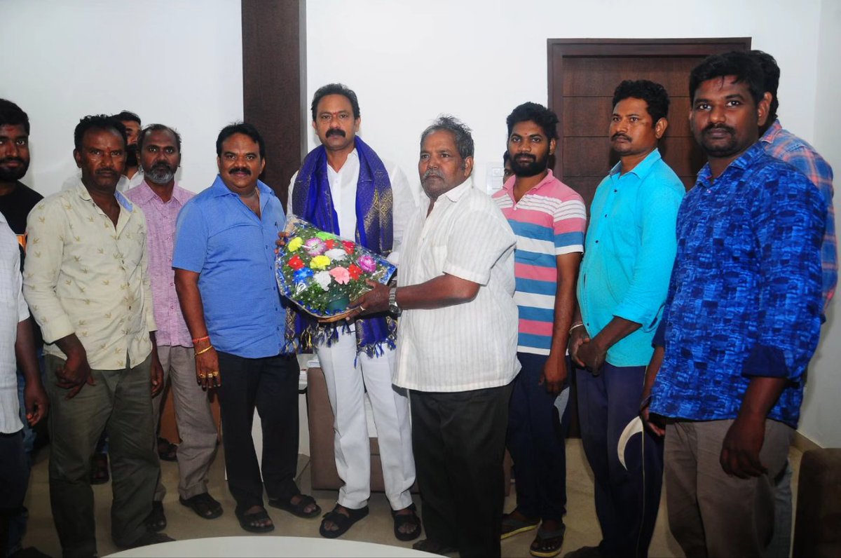 AllaNaniYsrcp's tweet photo. ఏలూరు, న్యూ మార్కెట్ కు చెందిన వ్యాపారులు క్యాంప్ కార్యాలయంలో మాజీ ఉప ముఖ్యమంత్రి, ఏలూరు జిల్లా వైఎస్ఆర్సీపీ అధ్యక్షులు, ఏలూరు శాసనసభ్యులు ఆళ్లనాని గారిని కలసి తమ పూర్తి మద్దుతూ ప్రకటించారు..
#eluru #AllaNani #EndOfTDP #YSJaganAgain2024 #Voteforfan2024 #elurusiddham https://t.co/JVoaQb7u8B
