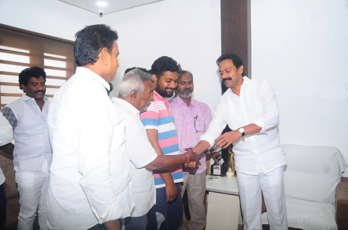 AllaNaniYsrcp's tweet photo. ఏలూరు, న్యూ మార్కెట్ కు చెందిన వ్యాపారులు క్యాంప్ కార్యాలయంలో మాజీ ఉప ముఖ్యమంత్రి, ఏలూరు జిల్లా వైఎస్ఆర్సీపీ అధ్యక్షులు, ఏలూరు శాసనసభ్యులు ఆళ్లనాని గారిని కలసి తమ పూర్తి మద్దుతూ ప్రకటించారు..
#eluru #AllaNani #EndOfTDP #YSJaganAgain2024 #Voteforfan2024 #elurusiddham https://t.co/JVoaQb7u8B