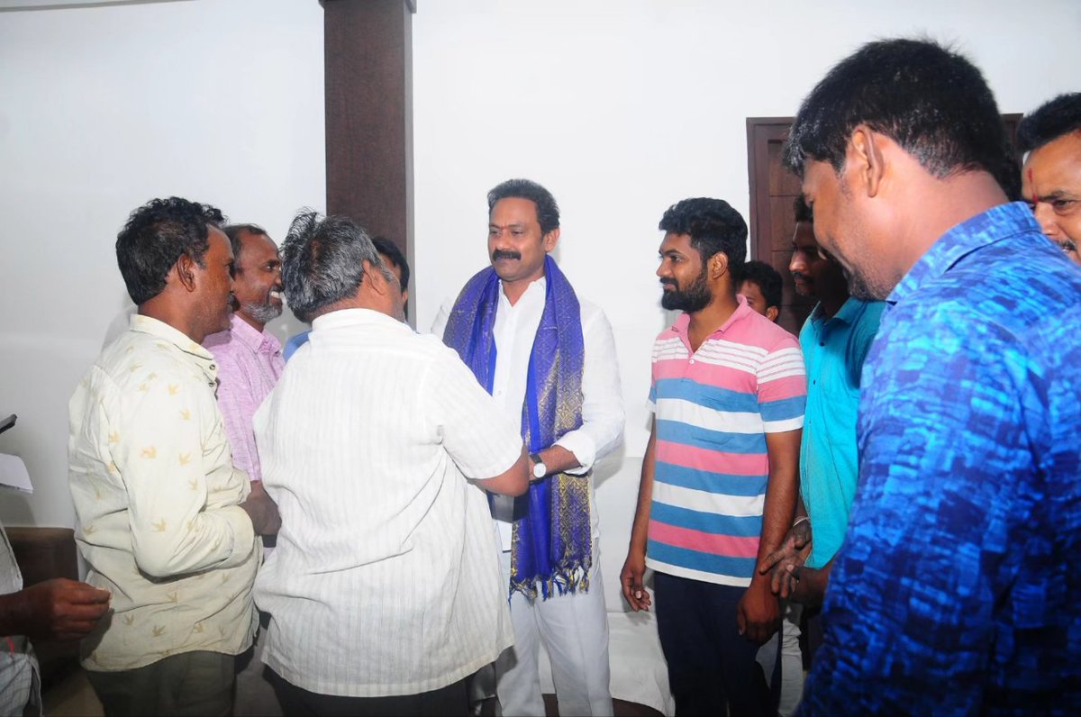 AllaNaniYsrcp's tweet photo. ఏలూరు, న్యూ మార్కెట్ కు చెందిన వ్యాపారులు క్యాంప్ కార్యాలయంలో మాజీ ఉప ముఖ్యమంత్రి, ఏలూరు జిల్లా వైఎస్ఆర్సీపీ అధ్యక్షులు, ఏలూరు శాసనసభ్యులు ఆళ్లనాని గారిని కలసి తమ పూర్తి మద్దుతూ ప్రకటించారు..
#eluru #AllaNani #EndOfTDP #YSJaganAgain2024 #Voteforfan2024 #elurusiddham https://t.co/JVoaQb7u8B
