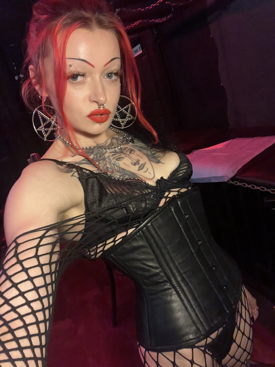 Tuesdays are for daydreaming about trapping a man in layered leather & chain bondage and edging him ‘till he begs for the post orgasm torture he knows is coming next