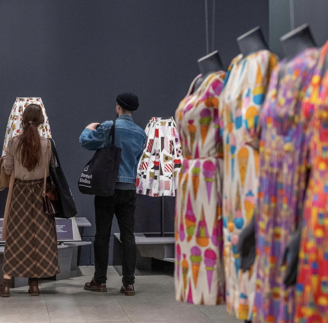 Do you need a pop of Andy Warhol in your day? Don't miss the vibrant exhibition at Dovecot Studio.👗 📍@dovecotstudios #EdinPhoto #ForeverEdinburgh