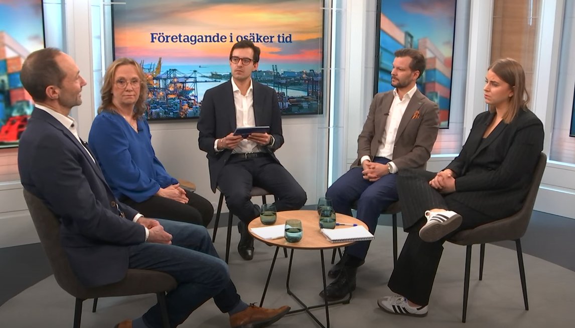 Webbinarium - Företagande i osäker tid

De ekonomiska utsikterna börjar ljusna och allt mer talar för att inflationen kommer ner och att ekonomin mjuklandar. Men utanför Sveriges gränser är det geopolitiska läget väldigt ansträngt. 

Hur påverkar detta svenska företag? Är det de