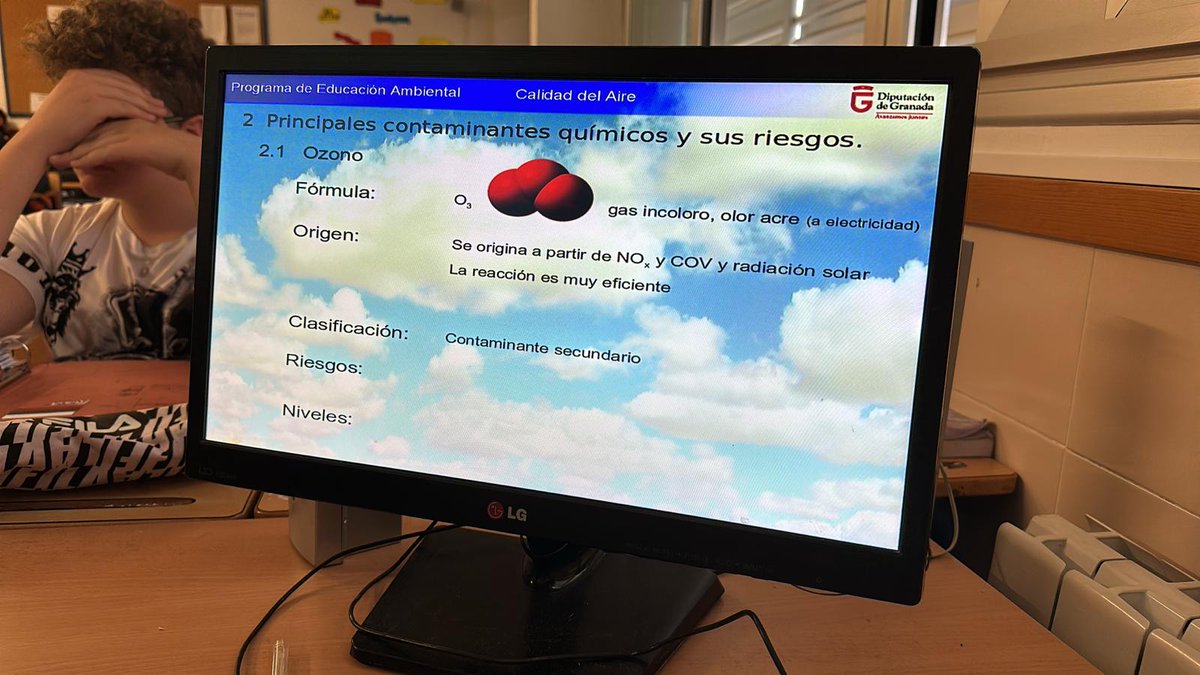 STARSdipgra's tweet photo. 🌬️✨ Hoy realizamos un taller sobre Calidad del Aire en el IES Federico García de Churriana de la Vega con el grupo de primero F. ¡Gracias por su participación e interés! Juntos podemos contribuir a un aire más limpio. #CalidadDelAire #Stars #EducaciónAmbiental @AGUESAAgua https://t.co/LiFbvc6O7z