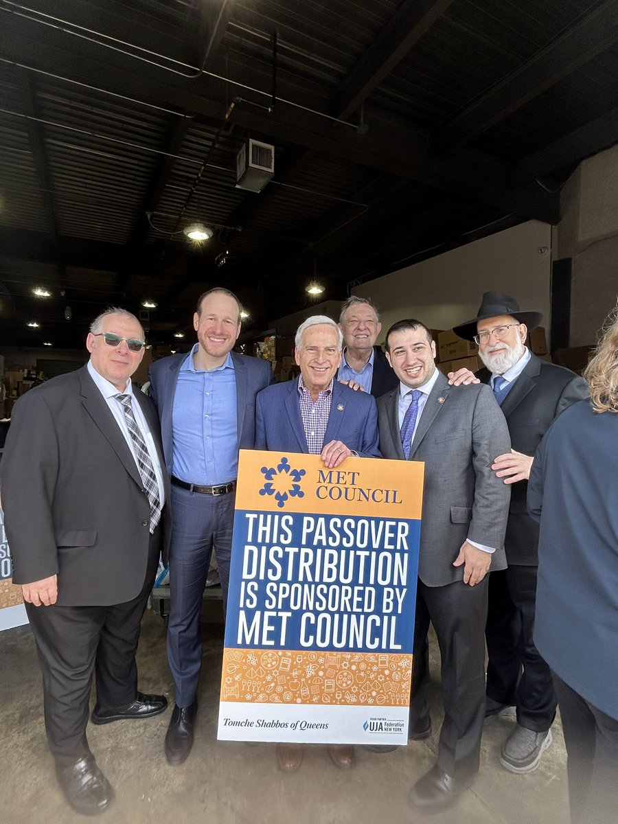 I joined @MetCouncil, @QJCCTweets, and Tomchei Shabbos of Queens at their annual Passover food distribution. These organizations help ensure that no one goes hungry during the holiday season.