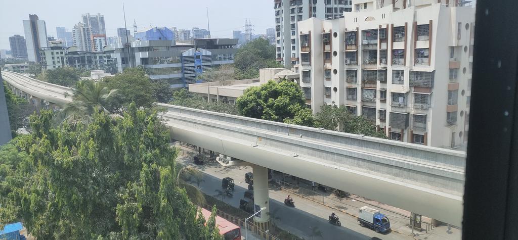 #MumbaiMetro Line 4  
Location: Asian Paints
Rails have already been laid on viaducts