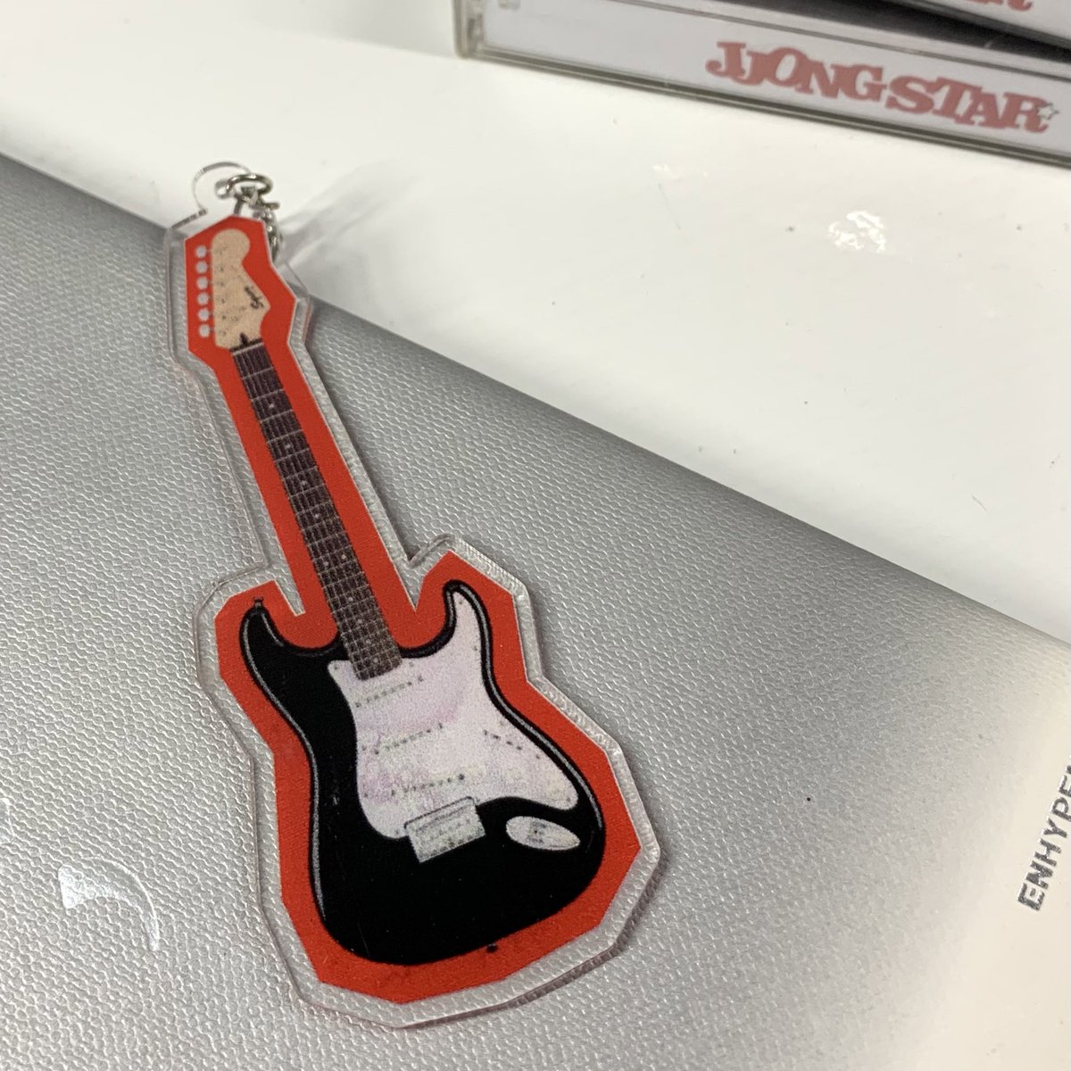 nochuroom_'s tweet photo. preview :

guitar acrylic charm 
[ ini seharusnya digabung sama epoxy glitter itu tapi karena ada kesalahan cetak ukuran dari vendor jadinya belum bisa digabung ] https://t.co/pDl1a1GzWT