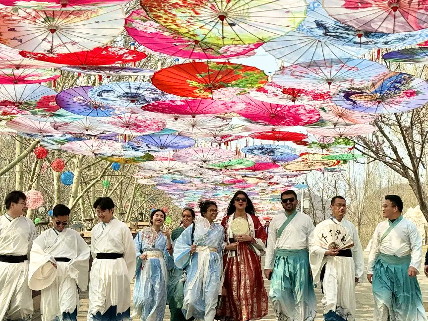 Wearing traditional Chinese costumes, international students blend into the festive atmosphere of the first #Huazhaofestival at Jingzhi Lake in #Beijing! 💃🌺🌷

The Huazhao festival will last until May 5😍. #NewEraChina