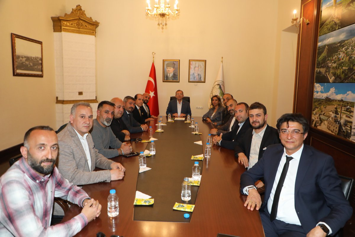 KarsValiligi's tweet photo. 📍#Kars Valiliği

Valimiz Ziya Polat, Turizm Haftası vesilesiyle Kars Turizm Birliği Başkanı Halit Özer ile beraberindeki turizm sektörü temsilcileri ve turistik işletme yetkililerinden oluşan heyeti makamında kabul ederek Turizm Haftası'nı kutladı.

Sayın Valimiz yaptığı değerlendirmede; Gazi Kars’ın sahip olduğu sosyal, kültürel, tarihi, turistik, tarım ve hayvancılık potansiyeliyle bölgemizin ve ülkemizin en önemli turizm kentlerinden biri olduğunu, Kars’ın hedefi olan yılda bir milyon turist ağırlayabilme hedefine ulaşabilmesi için turizm sektöründe hizmet veren işletmelere büyük sorumluluk düştüğünü vurgulayarak, özellikle markalaşma, hijyen, kaliteli ürün, kaliteli hizmet, müşteri memnuniyeti gibi konularda gereken hassasiyetin gösterilmesi ve ilimize gelen turistlere kadim şehir Gazi Kars’ın misafirperverliğinin en iyi şekilde gösterilmesi gerektiğini belirtti.

@ziyapolat73 

#TurizmHaftası
#KarsıKeşfet